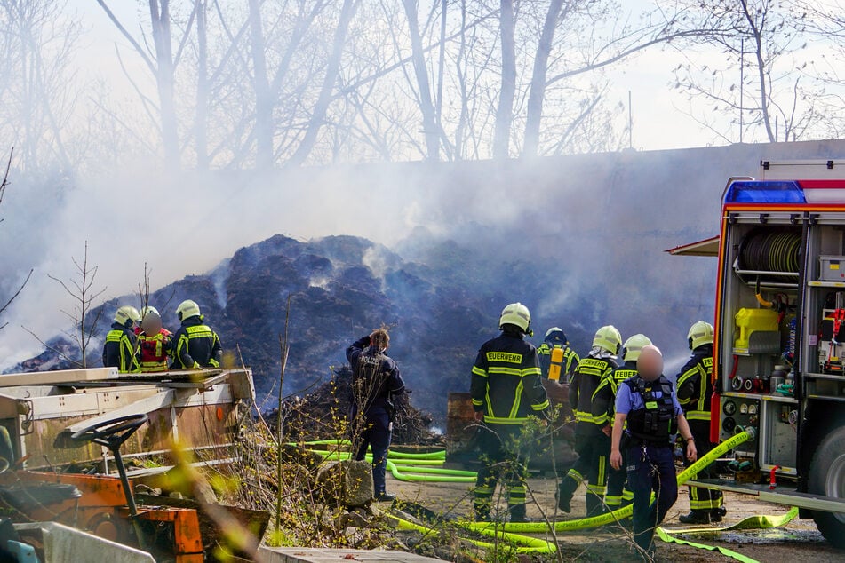Die Feuerwehr wurde am Ostersonntag zu einem brennenden Komposthaufen in Döbeln (Landkreis Mittelsachsen) gerufen.