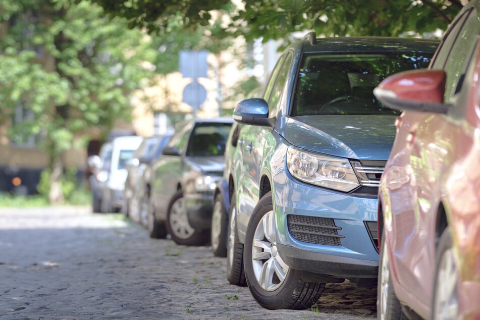 Der junge Mann beschädigte mehrere Autos, bevor er flüchtete. (Symbolbild)