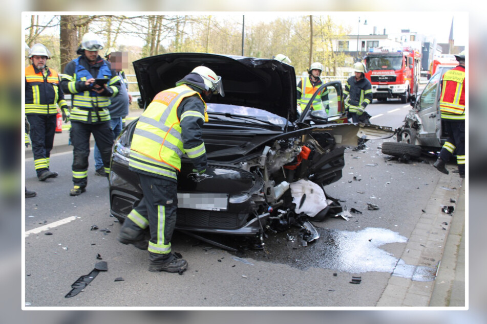 Feuerwehrleute kümmerten sich nach dem heftigen Unfall um das Fahrzeug und nahmen Betriebsstoffe auf.