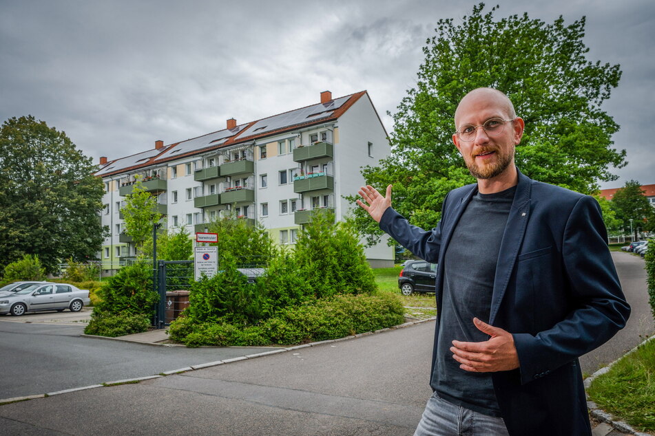 Die Chemnitzer Siedlungsgemeinschaft (CSG) hat erste Solardächer mit Mieterstrom. Unternehmenssprecher Christian Walther (34) zeigt eines der Objekte in der Alfons-Pech-Straße.