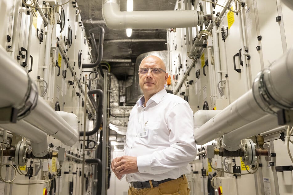 Eine Nachrüstung mit Klimaanlagen ist für den Abteilungsleiter für Bau und Technik, Stefan Ziesche (52), nicht realistisch: "Finanziell und umwelttechnisch wäre das nicht tragbar."
