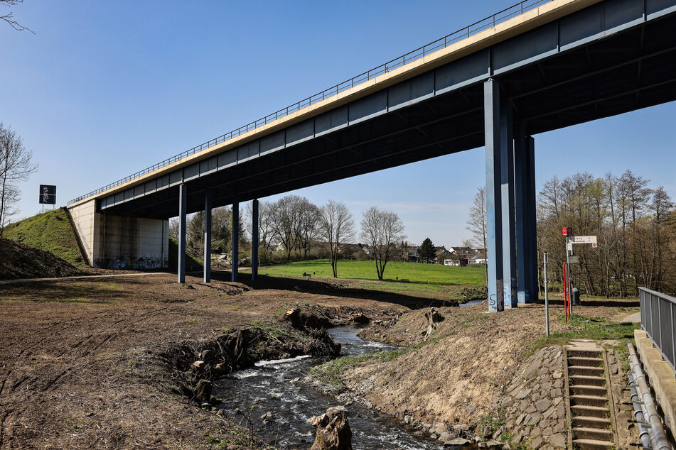Die Haarbachtalbrücke, auf der die Autobahn A544 verläuft, wird am morgigen Dienstag gesprengt.
