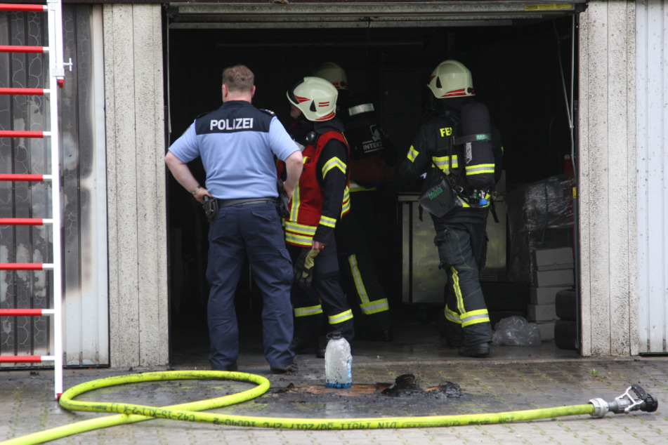 Durch den Brand wurde die Garage samt darin befindlicher Gegenstände in Mitleidenschaft gezogen.