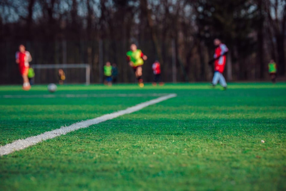 Kreisliga-Fußball eskaliert: Spieler mit Klappstuhl geschlagen, Fan sticht zu