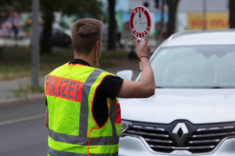 Ein Autofahrer hat in Brandenburg versucht, sich durch den Sprung in einen See einer Polizeikontrolle zu entziehen. (Symbolfoto)