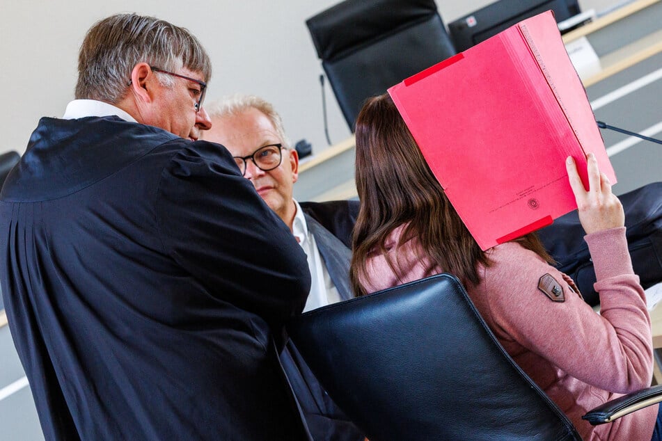 Die Anwälte Andreas Ohm (l.) und Thomas Löcker (m) wollen ihre Plädoyers halten.
