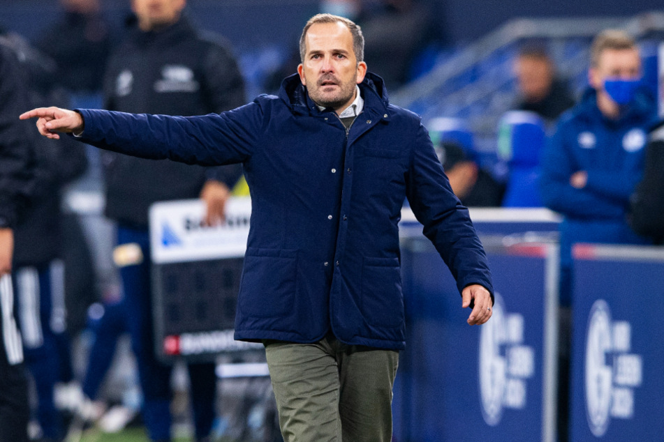 Der neue S04-Coach Manuel Baum (41) durfte mit den Knappen den ersten Punktgewinn der Saison feiern.