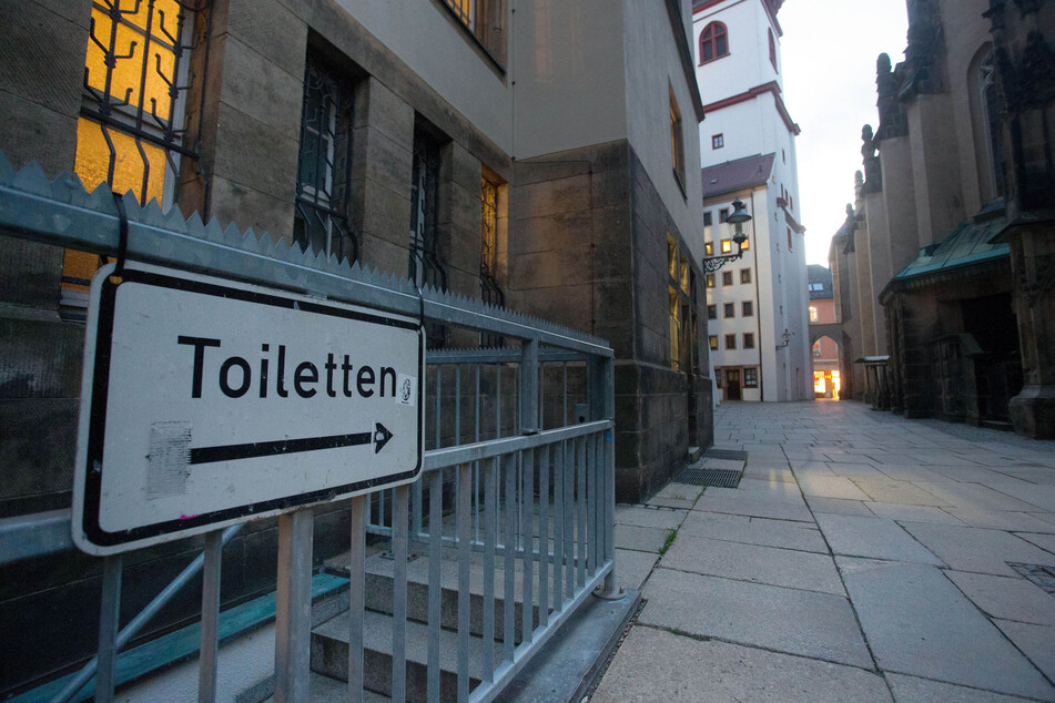 Im alten Rathaus gibt's für Innenstadt-Besucher eine öffentliche Toilette. Künftig soll es mehr davon geben.