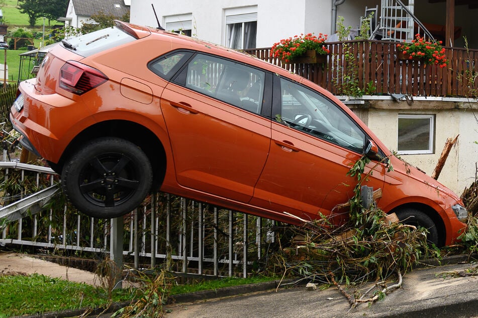 Ein zerstörtes Auto im Trendelburger Stadtteil Gottsbüren: Ein Unwetter mit massivem Starkregen sorgte im August in Nordhessen für enorme Schäden.