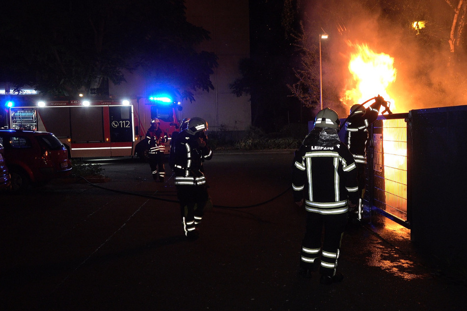 Mehrere brennende Mülltonnen forderten am Mittwochabend in Leipzig den Einsatz der Feuerwehr.