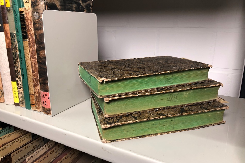 Bücher aus dem 19. Jahrhundert mit grünem Buchschnitt sind in der Universitätsbibliothek Bielefeld vorerst nicht mehr zu finden: Sie könnten mit Arsen vergiftet sein.