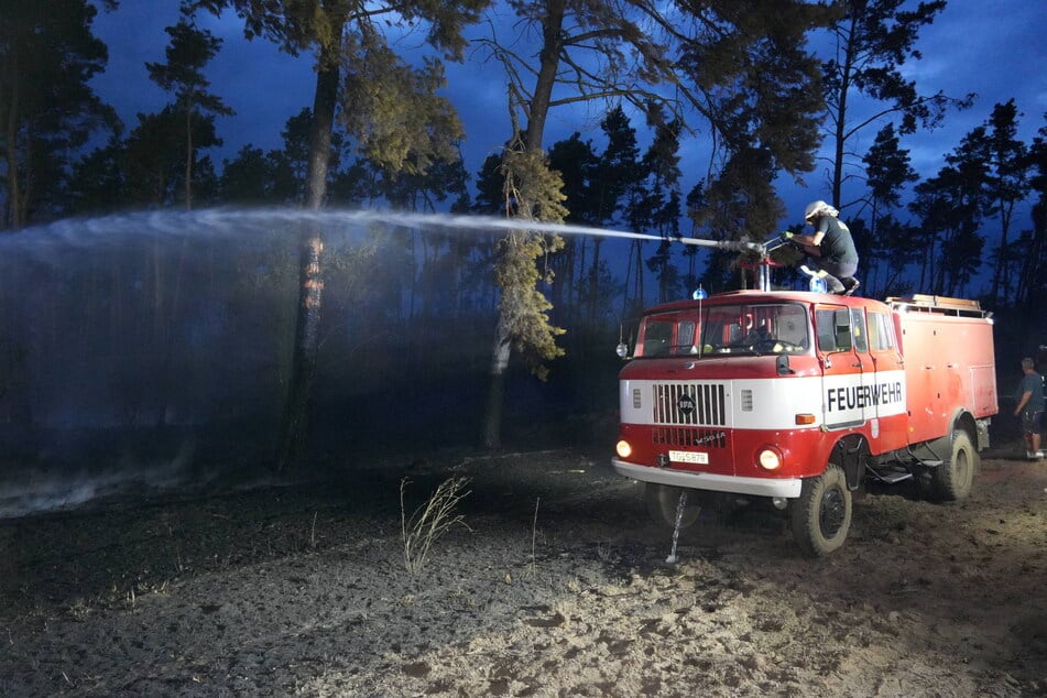 Fast 50 Jahre alt und noch immer im Einsatz: Von diesem W50 aus versuchen Feuerwehrleute in Nordsachsen, den Waldbrand bei Bunitz zu löschen.