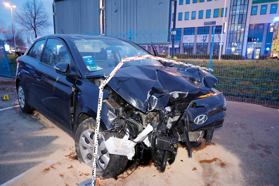 Der Hyundai wurde bei dem Unfall massiv beschädigt.