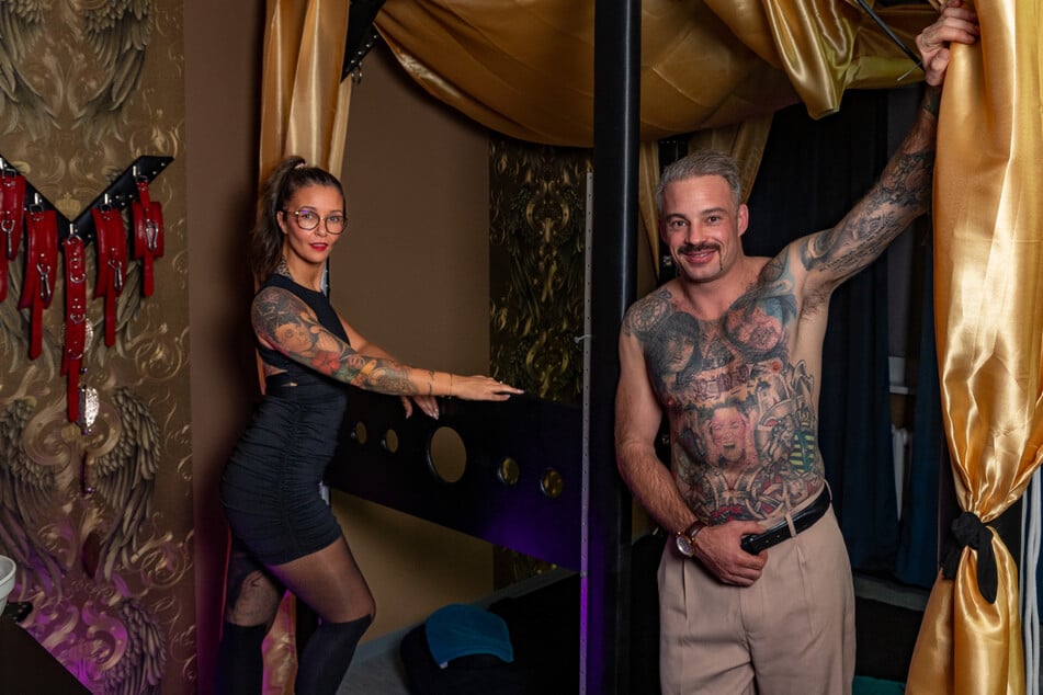 Chefin der Fetischklinik Dr. Eve (38) mit Master Ragnar (37) im SM-Studio.