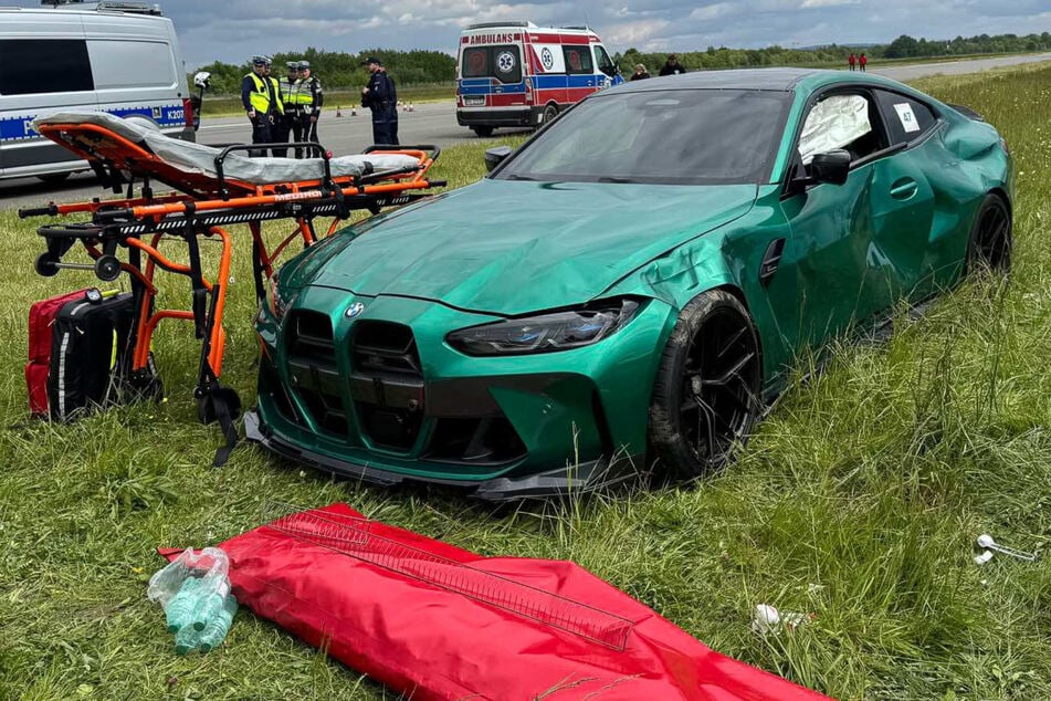 Dieses Auto schlitterte unkontrolliert in die Menschenmenge.
