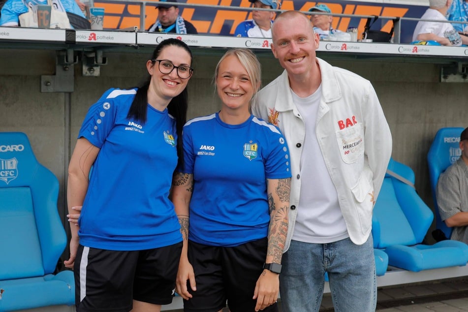 War während seiner Verletzung in guten Händen: Ron Berlinksi mit Mandy Lebsuch (l.), medizinisch-technische Assistentin, und Physiotherapeutin Tanja Auerbach.