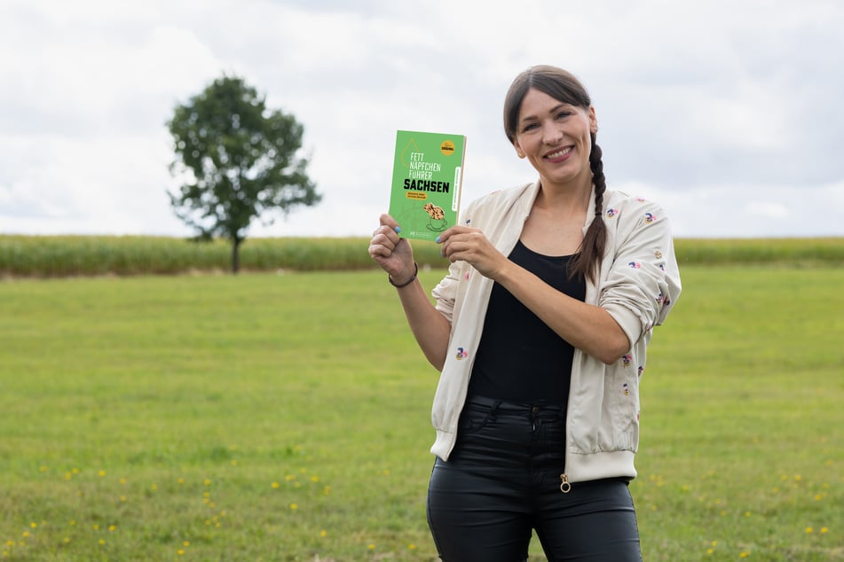 Kristina vom Dorf (39) mit ihrem neuen Buch "Fettnäpfchenführer Sachsen".