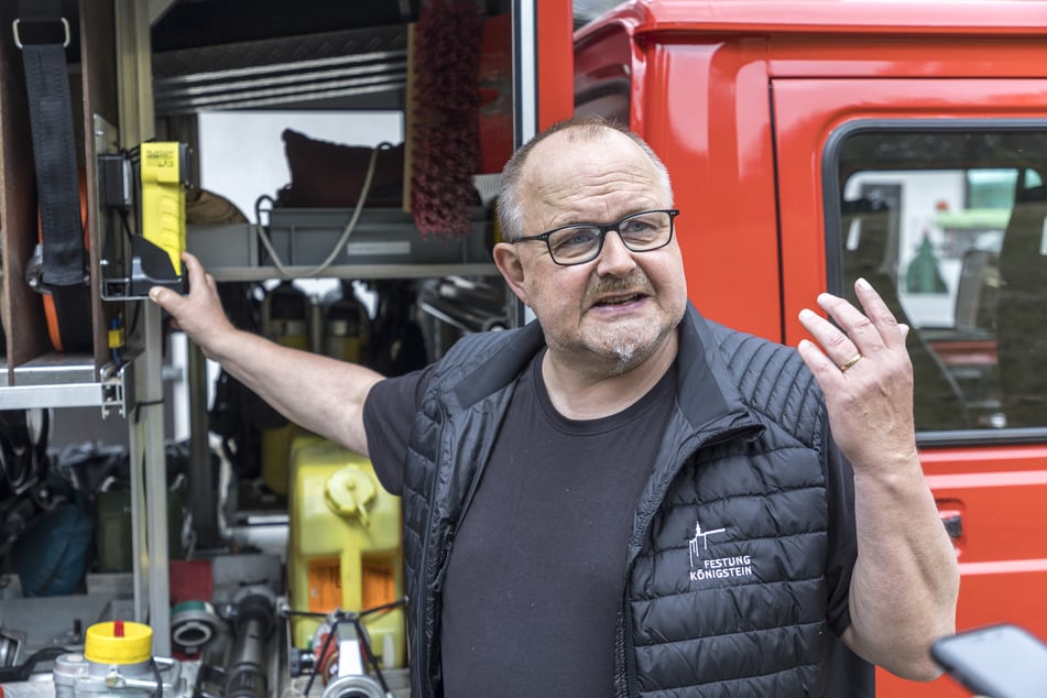 Ingo Busse (60) erklärt die Ausstattung des einzigartigen Wagens.