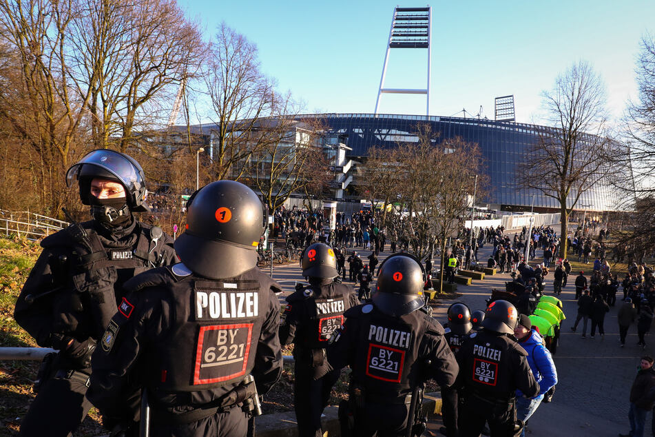 Polizeikräfte sichern den Eingang zum Gästeblock am Weserstadion. Das Nordderby zwischen Werder Bremen und dem Hamburger SV sorgt auch bei der Polizei in Bremen für Aktivität. (Archivfoto)