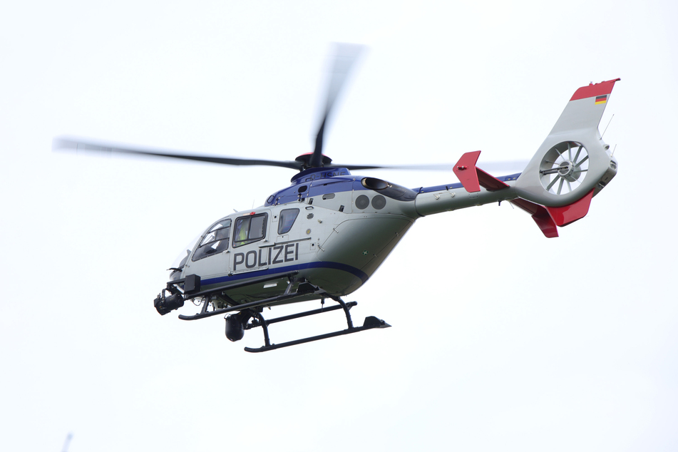 In der Nacht auf Mittwoch kreiste ein Polizeihubschrauber über Chemnitz (Archivbild).