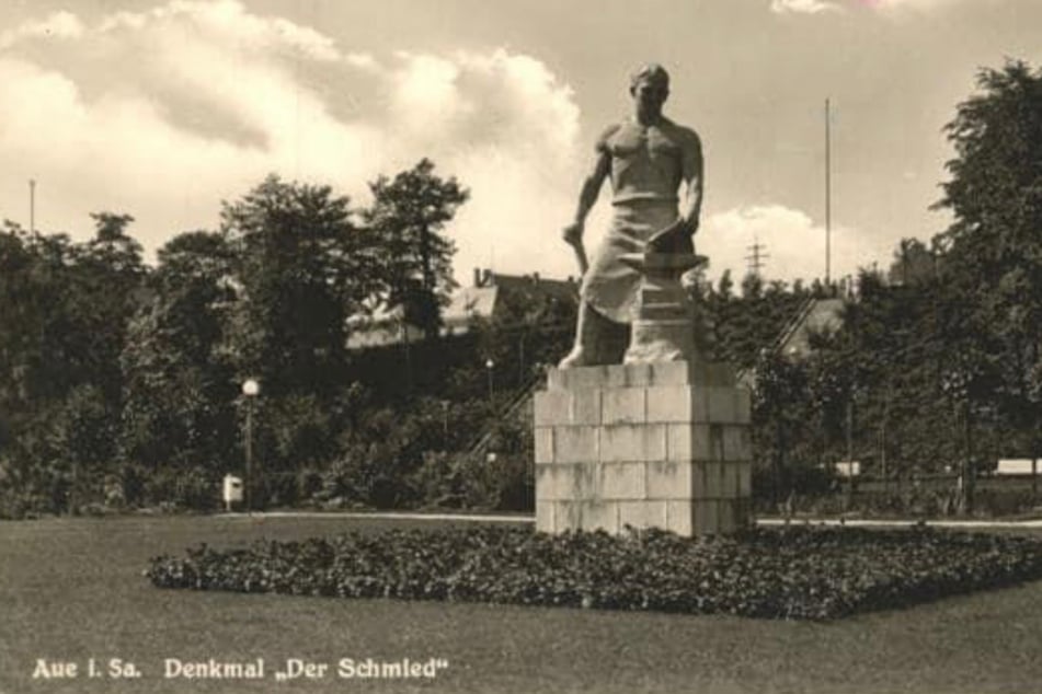 Das Denkmal "Der Schmied" wurde 1958 abgerissen. Jetzt entdeckten die Heimatfreunde Hakenkrümme einen Teil der verschollenen Statue.