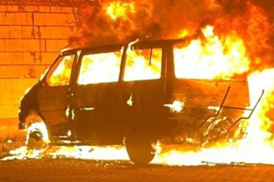 Das Feuer am VW Bus breitete sich schnell aus. Für den Wagen gab es keine Rettung mehr.