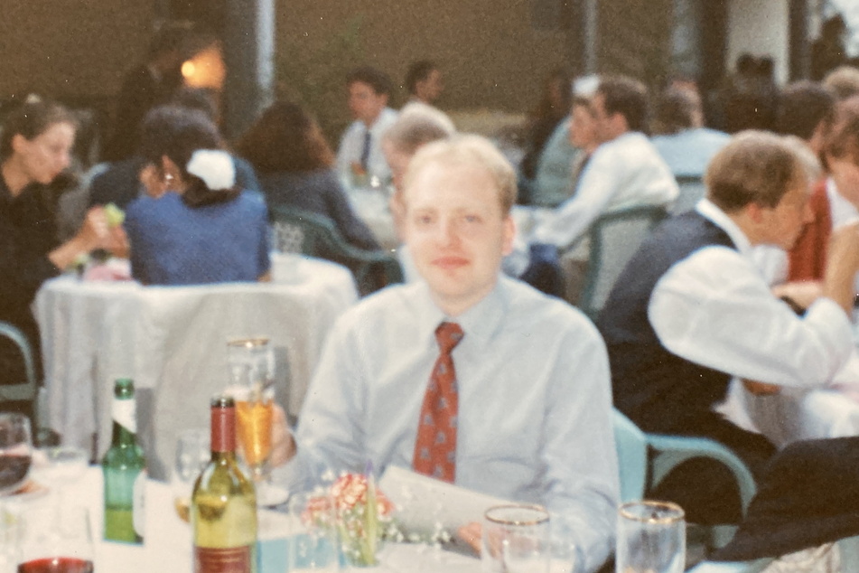 Das Foto zeigt Sven Schulze im Jahr 1996 bei seinem Studienabschluss. Er studierte Betriebswirtschaftslehre und schloss das Studium als Diplom-Kaufmann ab.