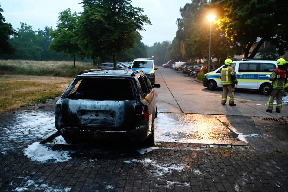 Die Feuerwehr löschte nicht nur dieses brennende Auto, es brannte gleich an mehreren Orten in Marzahn.