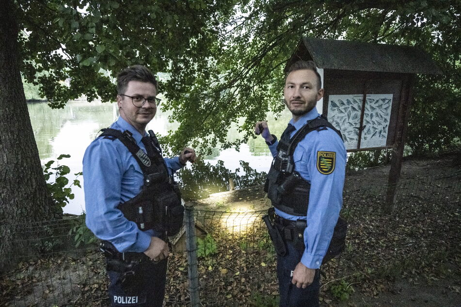 Polizeimeister Philip T. (37, l.) und Polizeiobermeister David W. (31) leuchteten das Ufer mit ihren Taschenlampen aus.