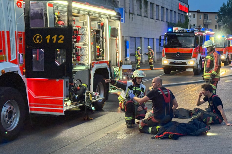 Rund 70 Einsatzkräfte waren insgesamt vor Ort. Die Nachlöscharbeiten zogen sich noch einige Stunden hin.