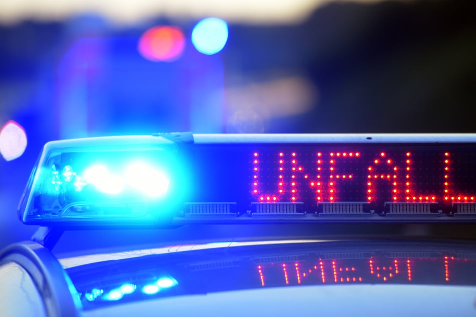 Bei dem Versuch, vor der Polizei zu fliehen, kam der 25-Jährige von der Fahrbahn ab. (Symbolbild)