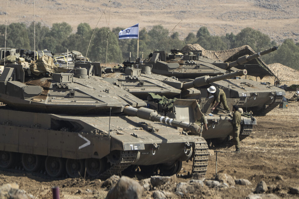 Israelische Panzer sind in der Nähe der Grenze zum Libanon stationiert.