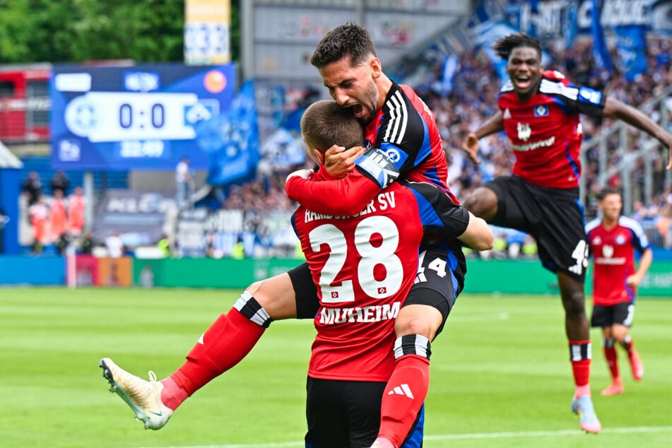 Ludovit Reis (24, M.) lässt sich nach seinem Kopfballtor von Miro Muheim (links) feiern. Fabio Baldé feiert im Hintergrund mit.