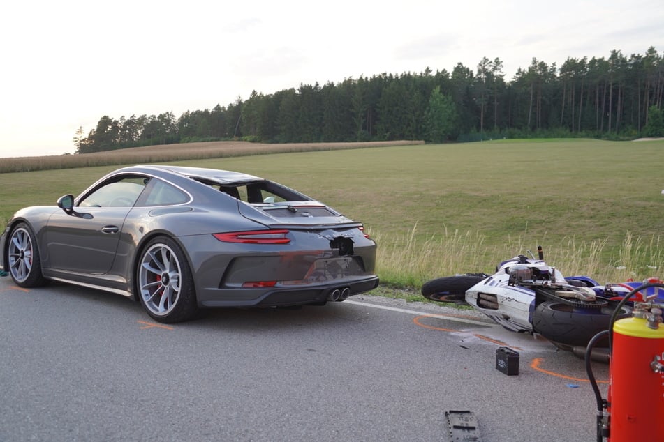 Der Aufprall des Motorrads hat ein Loch ins Heck des Porsche gerissen.