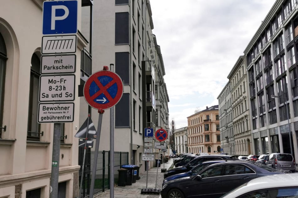 Das linke Parkplatz-Schild ist fest im Boden einbetoniert, steht in Fahrtrichtung Lortzingstraße am linken Fahrbahnrand. Doch auch wenn mobile Schilder auf dieser Straßenseite andersherum stehen, gelten sie.