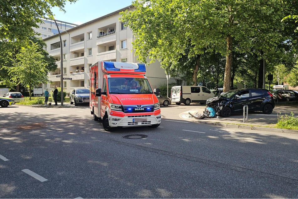 Am Donnerstagnachmittag krachten in Hamburg zwei Autos gegeneinander.