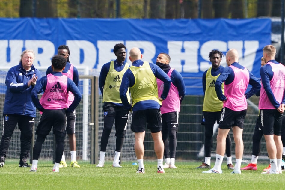 Interimscoach Horst Hrubesch (70, l.) muss weiterhin dafür sorgen, dass die Mannschaft an die eigene Stärke glaubt und sich keine Unsicherheit einschleicht.
