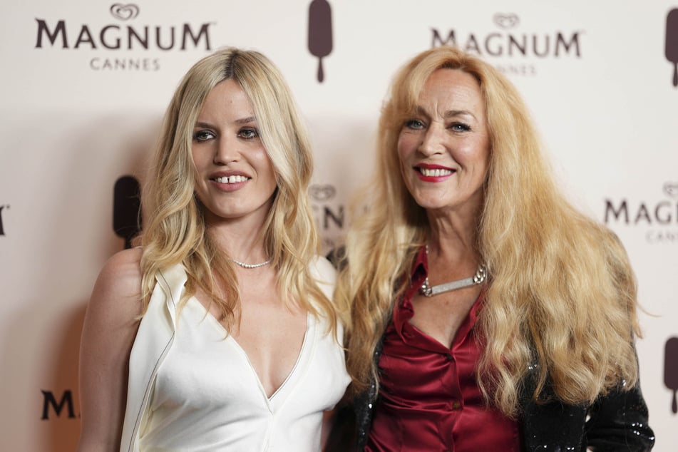 Jerry Hall (69, r.) ist Georgia May Jaggers (34) Mutter.