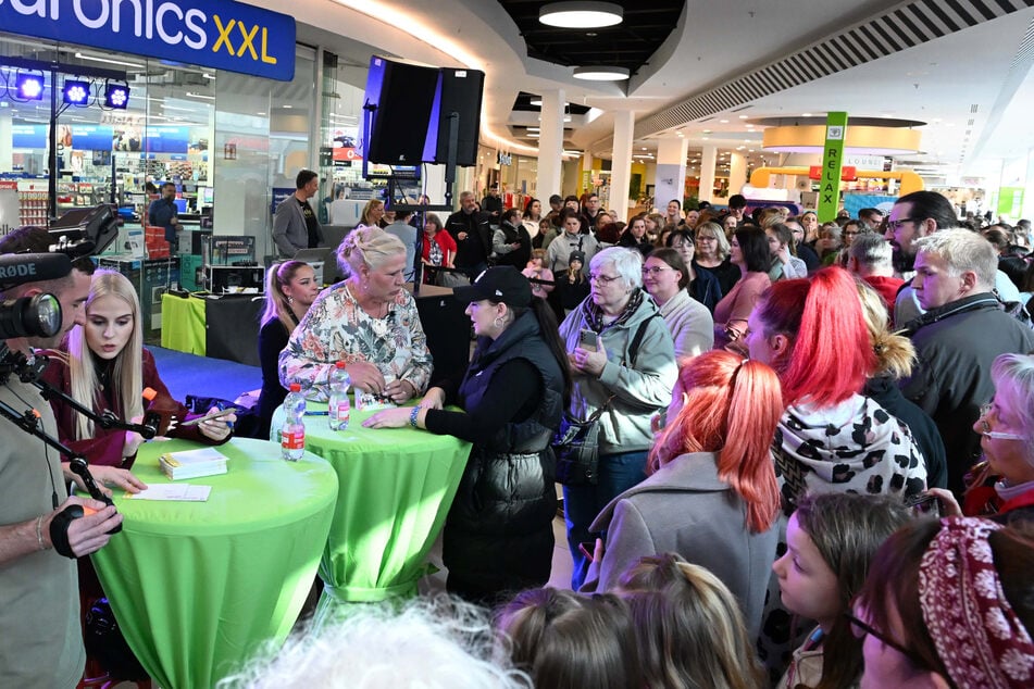 Estefania (2.v.l.) und Mama Silvia (61, 4.v.l.) nahmen sich Zeit für ihre Fans.