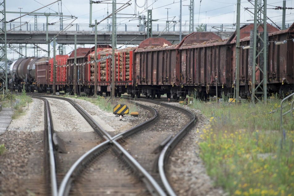 Ein Güterzug steht am Rangierbahnhof München-Nord.