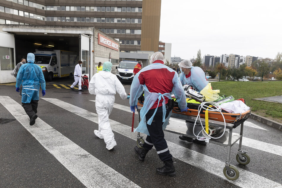 Ein mit COVID-19 infizierter Patient aus der Region Lyon, wo die Kliniken eine hohe Auslastung haben, wird ins Krankenhaus Hautepierre in Straßburg gebracht.