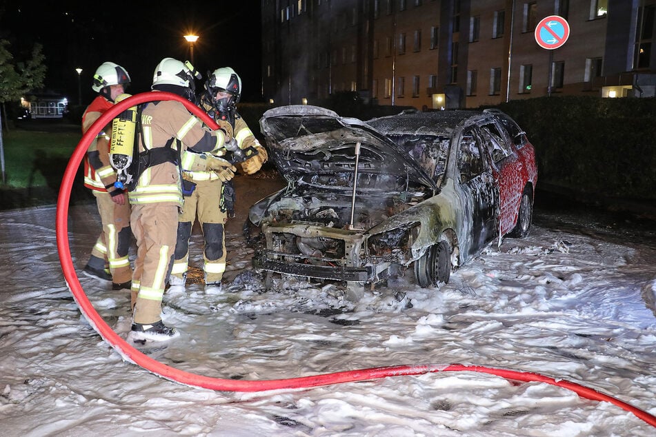 Die Einsatzkräfte löschten den brennenden Wagen mithilfe zweier Strahlrohre.