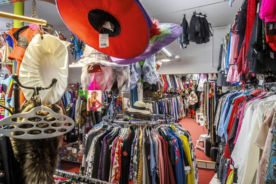 Im letzten verbliebenen Laden "B&amp;B Secondhand" auf der Alaunstraße finden sich Alltagskleidung, Kostüme und so manche Überraschung.
