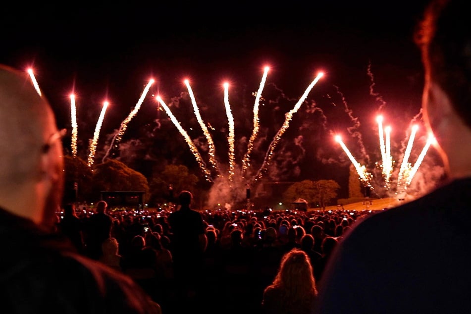 Schön anzuschauen sind professionelle Feuerwerke, doch an Silvester möchten Pyro-Fans doch lieber selbst knallen.