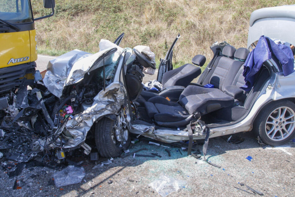 Die beiden Insassen des Autos wurden bei dem Unfall schwer verletzt.