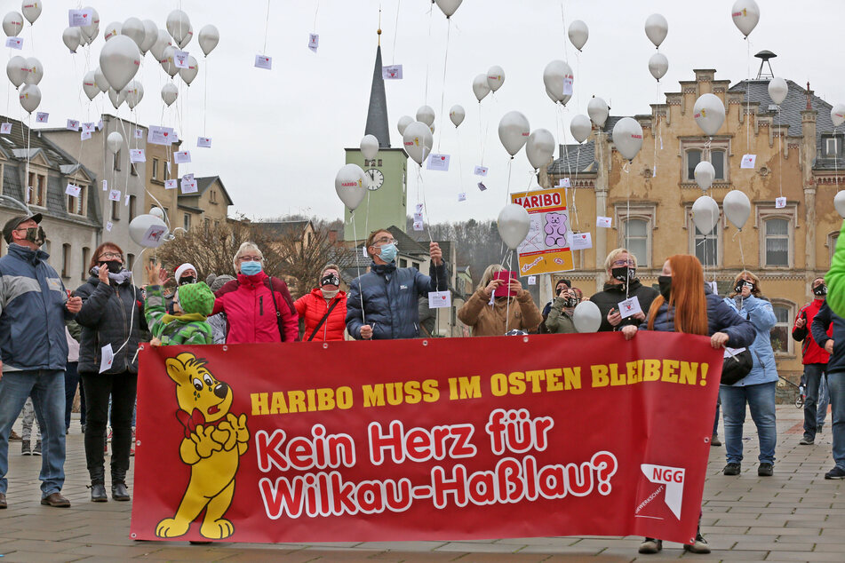 Mit einer Luftballonaktion unter dem Motto "5 vor Zwölf" haben zahlreiche Beschäftigte des vom Aus bedrohten Haribo-Werkes in Wilkau-Haßlau den Erhalt der Produktionsstätte gefordert.