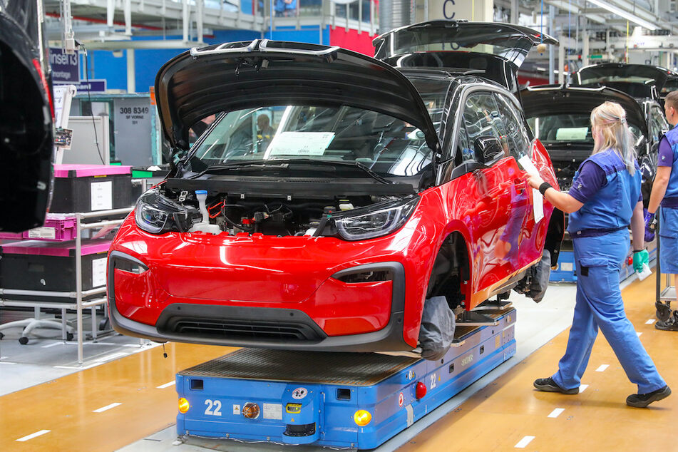 Mitarbeiter im BMW-Werk Leipzig arbeiten in der Montage des i3. Künftig soll hier am Nachfolger des Mini Countryman gearbeitet werden.
