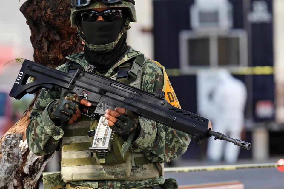 Ein mexikanischer Soldat steht in der Nähe einer Polizeistation Wache.