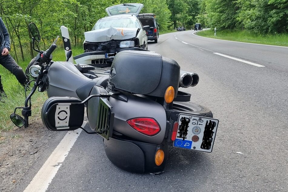 In Kurve: Motorradfahrer kracht frontal in VW, 54-Jähriger verletzt