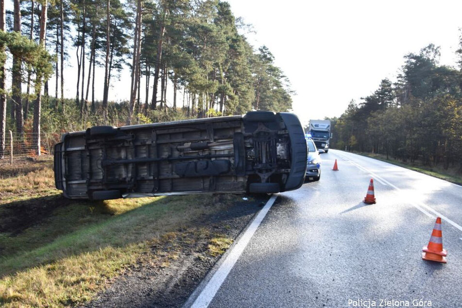Der geklaute Bus kippte um und blieb seitlich liegen.